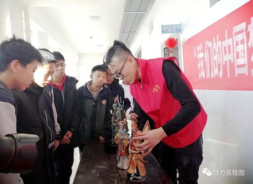 石拐區文聯組織文藝志愿者開展“我們的中國夢——文化進萬家、進校園”文化藝術交流活動